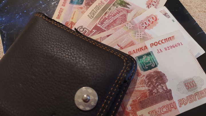 В Краснодаре заметили дедушку-стилягу, который расплачивался картой, примотанной к стопке пятитысячных купюр