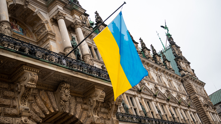 Украинцы отблагодарили предавшего Россию Шендеровича* кетчупом в лицо. Конфуз попал на видео