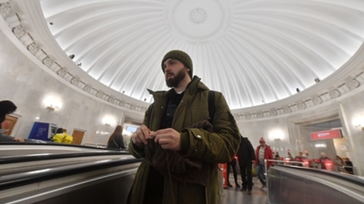 В Москве пьяный пассажир метро травмировал девушку на эскалаторе