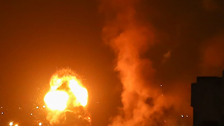 Взрыв на АЗС в Махачкале: Мощное пламя перекинулось на машины
