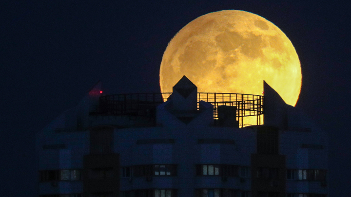 Самые красивые фотографии полнолуния в Москве