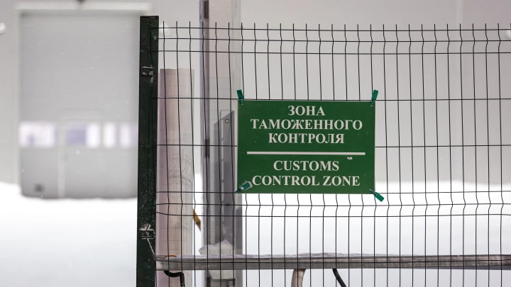 На русско-абхазской границе задержали минивэн с забитым сигаретами колесом