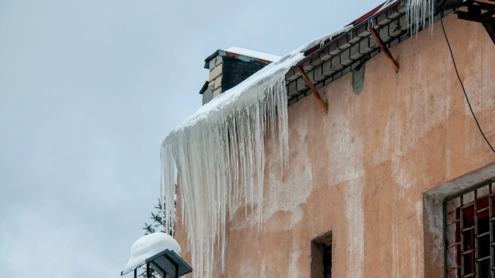 Глыба льда рухнула с крыши на маму с ребёнком в Махачкале: женщина в больнице