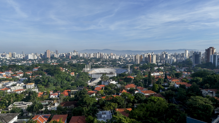 Самолёт рухнул на автобус: Экстренные службы Сан-Паулу борются с сильным пожаром