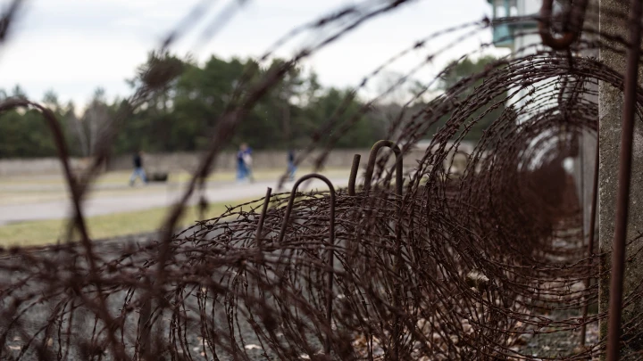 У оплакивающего жертв Освенцима Зеленского нашли собственный концлагерь. Прямо в Киеве