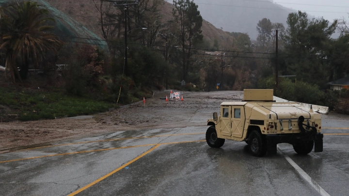 После лесных пожаров Лос-Анджелес накрыли наводнения и оползни из-за ливней