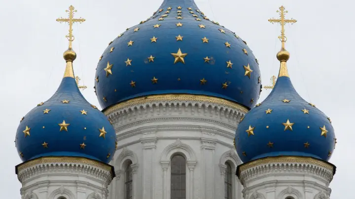 Можно ли оставлять еду и напитки на кладбище в Радоницу