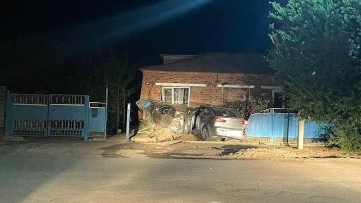 В Ростовской области два автомобиля во время аварии врезались в один и тот же дом