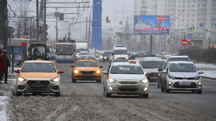 Три правила, которые спасут жизнь: Автоэксперт рассказал, как надо ездить при гололедице