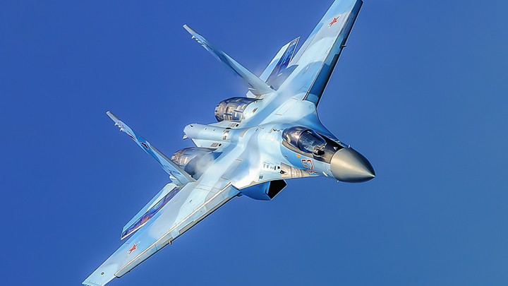 Русский Су-35 отработал манёвры на разведчике США