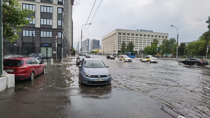 Ливень в Нижнем Новгороде 18 июля: машины уходят под воду