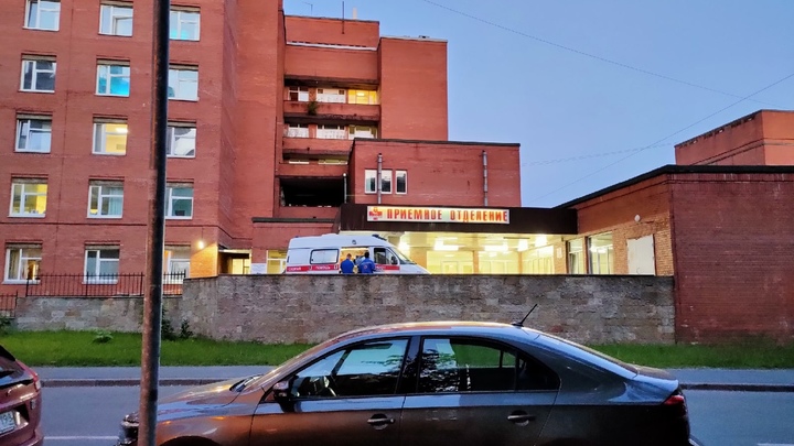 Более 500 новых пациентов за сутки: в Петербурге выросла госпитализация с COVID