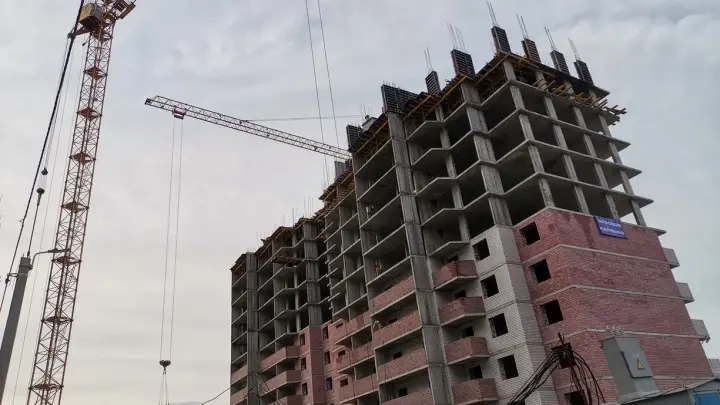 Мужчина ради спасения выпрыгнул из кабины башенного крана в Бийске