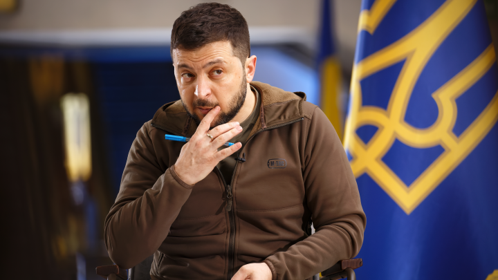 MTV Uutiset: Зеленский растерялся, увидев что-то в телефоне Стубба