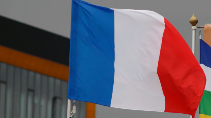 Париж в огне: Французы поджигают улицы из-за пенсионной реформы