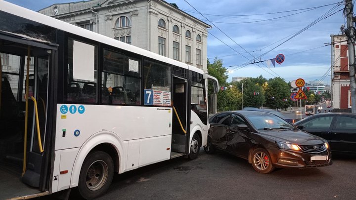 Девять человек пострадали в тройном ДТП с пассажирским автобусом в Иванове