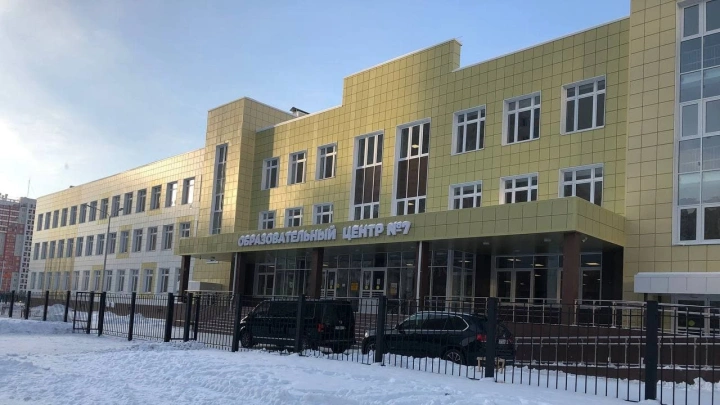 Дети сильно замёрзли: челябинских родителей возмутил хоровод вокруг школы