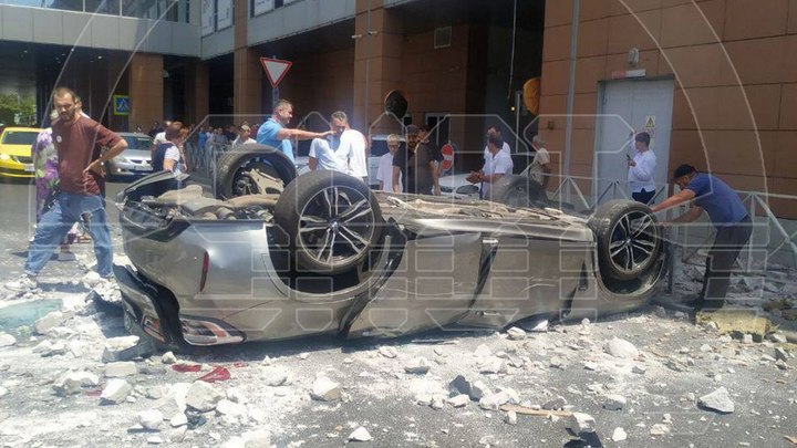 В Краснодаре BMW вылетела с третьего этажа парковки ТЦ