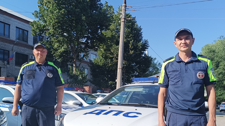 В Самаре сотрудники ГИБДД спасли жизнь мужчине