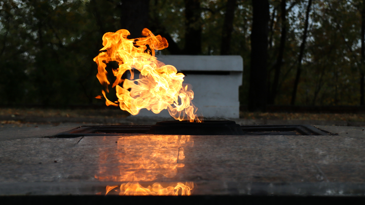 На Урале школьники жгли пакеты на Вечном огне на глазах у прохожих