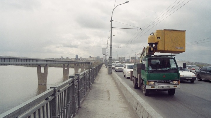Подрядчик начал переделывать плохой ремонт дороги на Октябрьском мосту