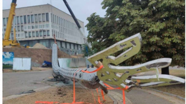 Провал за 22 млн: На Украине рухнул гигантский флагшток на авто отвечавшего за него чиновника