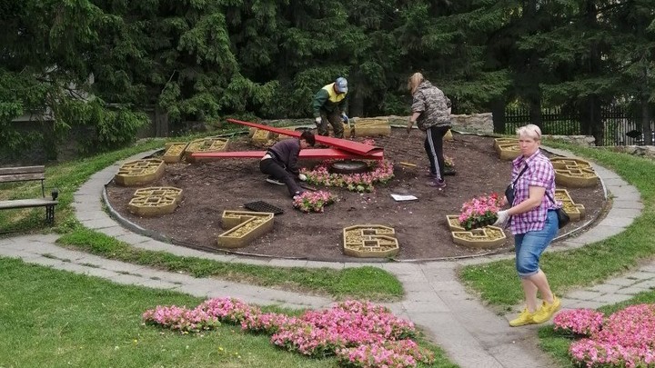 Тысячи розовых бегоний украсили клумбу-часы в центре Новосибирска