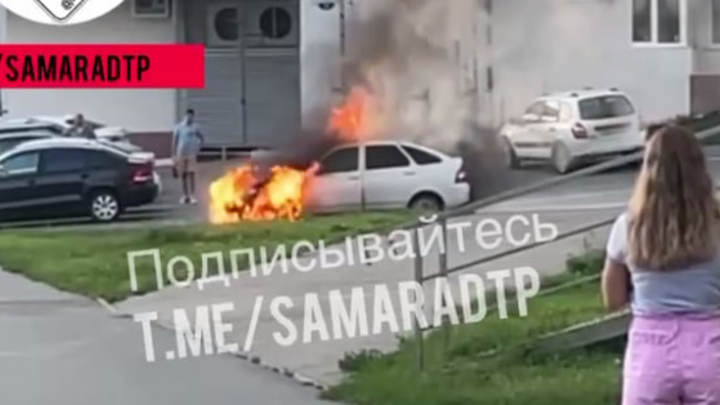 В Волгаре рядом с храмом Богоявления Господня вспыхнула легковушка