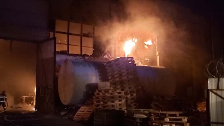 В Александровском районе в полночь горел производственный цех