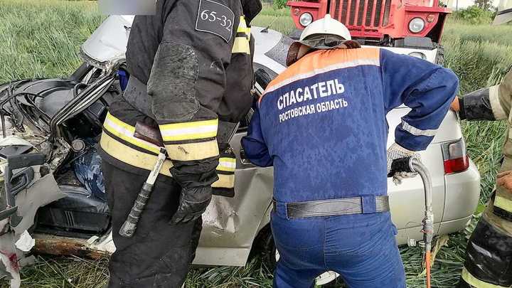 В Ростовской области спасатели вытащили раненного водителя из покорёженного автомобиля