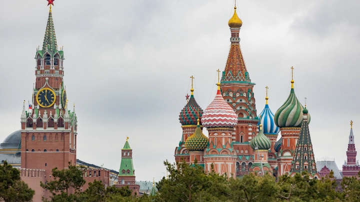 Всему есть предел: Митрополит Леонид возмутился изображением храма Василия Блаженного с полумесяцами