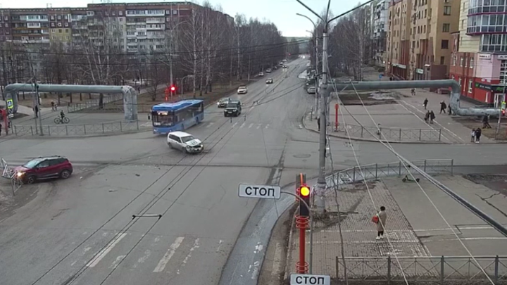 В Кемерове водитель автобуса засмотрелся на ДТП и проехал перекресток на красный свет