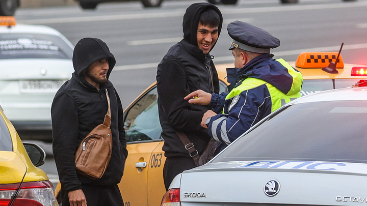 В подмосковном Подольске мигрант напал на женщину и мужчину – дело заминают