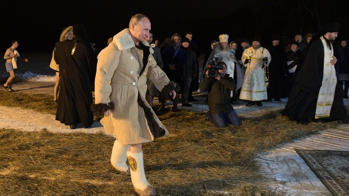 Тулуп, валенки и вера: Путин показал, что должно согревать русского человека - видео