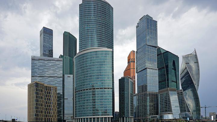 С башни в Москва-Сити упала девушка