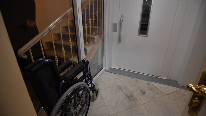 В Коломне мужчина пытался выбраться из лифта и упал на дно шахты