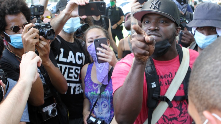 Кто не поднял руку - тот расист: Активисты в США нашли новый способ запугать население