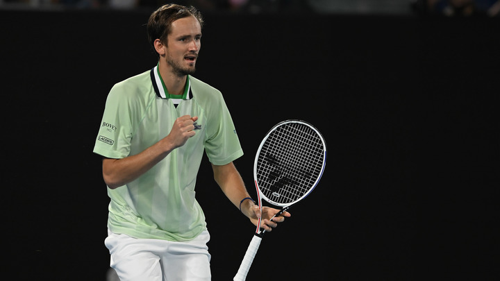 Зрители злятся! Как Медведев сорвал сетбол Надалю