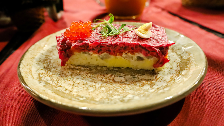 Горячее, шуба и холодец. В России рассказали, какие блюда не хотят видеть на новогоднем столе