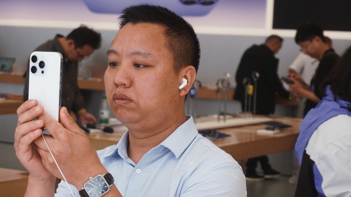 Apple теряет позиции на рынке смартфонов из-за проблем с запуском ИИ в Китае