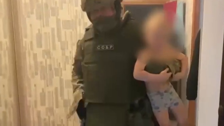 Появились кадры задержания читинца, насильно удерживавшего своего сына