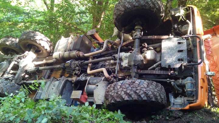 В Лазаревском районе Сочи на крутом склоне перевернулся КамАЗ