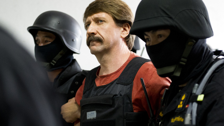 Из камеры - в самолёт: ФСБ обнародовала кадры возвращения Виктора Бута