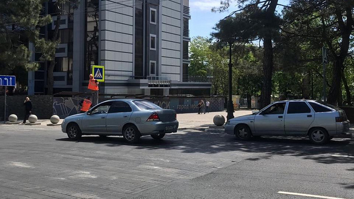 «Сними наушники! Убери телефон!»: В Новороссийске перед пешеходными «зебрами» обновят надписи