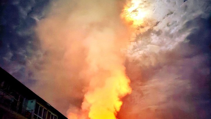 В Джубге на площади 500 кв. метров полыхает гостиница