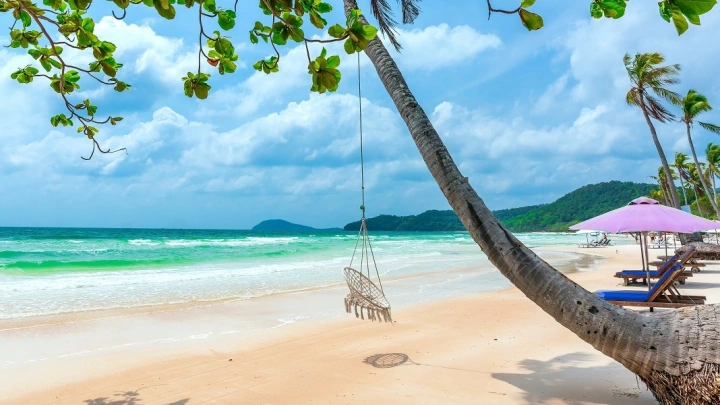 Пляжи Фукуока завалило мусором: русские туристы в шоке и боятся купаться