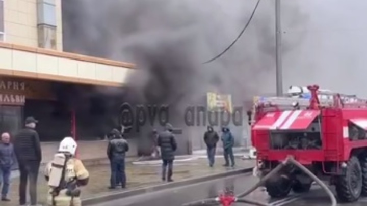 В Анапе загорелось здание возле рынка
