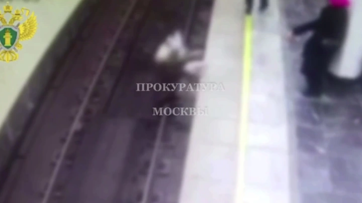 В Москве женщина с ребёнком на руках упала на пути в метро и попала на видео