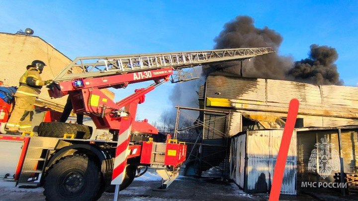 Крупный пожар в челябинской промзоне, десятки человек эвакуированы