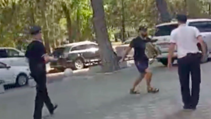 В Анапе полиция открыла стрельбу по незнакомцу, разгуливающему по улицам с тесаком